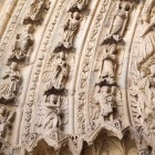 Timpanul Porticului Sfântului Francisc al Catedralei din León este o capodoperă a sculpturii gotice, bogat decorat cu figuri sacre și detalii fin sculptate în piatră.