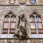 Statuia Sfântului Gheorghe de pe fațada Casei Botines din León îl înfățișează învingând balaurul, unul dintre cele mai reprezentative detalii ale operei lui Gaudí.