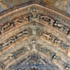 Portalul Catedralei din León dezvăluie o capodoperă a sculpturii gotice, cu arcade bogat decorate, figuri biblice și detalii ce evocă secole de artă și credință.