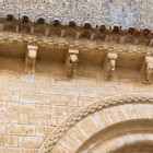 Consolele și arcadele sculptate ale Bisericii San Martín de Tours evidențiază măiestria stilului romanic spaniol, îmbinând arta, simbolurile și credința medievală.