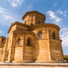 Absida Bisericii San Martín de Tours evidențiază eleganța stilului romanic spaniol, prin volume armonioase și detalii sculptate rafinate din secolul al XI-lea.
