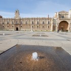 În prim-plan, o fântână însuflețește Plaza de San Marcos din León, iar în fundal se înalță impunătoarea fostă mănăstire renascentistă, reper al Camino de Santiago.