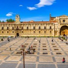 Impresionanta Plaza de San Marcos din León pune în valoare fațada fostei Mănăstiri San Marcos, capodoperă a Renașterii spaniole și reper al Camino de Santiago.