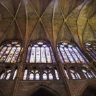 Vitraliile policrome ale navei Catedralei din León inundă interiorul în lumină, transformând acest spațiu într-una dintre marile capodopere ale goticului european.