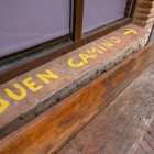 Pe fereastra unei case din Sahagún, mesajul „Buen Camino” îi întâmpină pe pelerinii spre Santiago, simbol al ospitalității și al spiritului Camino de Santiago.