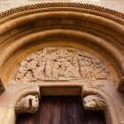 Puerta del Cordero a Bazilicii Regale San Isidoro din León este o capodoperă a stilului romanic spaniol, cu un timpan bogat sculptat, decorat cu scene și simboluri biblice.
