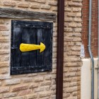 Săgeata galbenă a Camino de Santiago îi îndrumă pe pelerini pe străzile din Sahagún, transformând un detaliu urban simplu într-un simbol al călătoriei și descoperirii.