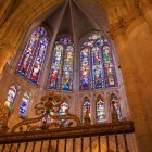 Celebrele vitralii ale Catedralei din León inundă interiorul în lumină și culoare, oferind unul dintre cele mai spectaculoase exemple ale goticului european.