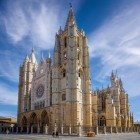 Catedrala din León impresionează prin turlele sale gotice și fațada bogat sculptată. Monument UNESCO, este una dintre cele mai spectaculoase opriri de pe Camino de Santiago.