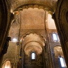 Interiorul Bazilicii Regale San Isidoro din León impresionează prin arcade romanice, coloane sculptate și o atmosferă plină de istorie și spiritualitate de aproape o mie de ani.
