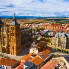 Vedere aeriană a Catedralei din Astorga și a spectaculosului Palat Episcopal proiectat de Gaudí, două capodopere din inima istorică a Castiliei și Leónului.
