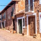 Casele din piatră mărginesc strada pietruită din Castrillo de los Polvazares, păstrând farmecul autentic al satului de pe Camino de Santiago.