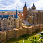 Vedere panoramică asupra Catedralei din Astorga și a Palatului Episcopal proiectat de Antoni Gaudí, două capodopere ce domină centrul istoric al Castiliei și Leónului.