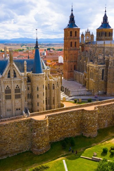 Vedere panoramică asupra Catedralei din Astorga și a Palatului Episcopal proiectat de Antoni Gaudí, două capodopere ce domină centrul istoric al Castiliei și Leónului.