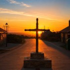 Cruz de Ferro se profilează la apus în Foncebadón, unul dintre cele mai emblematice locuri de pe Camino de Santiago, unde pelerinii lasă o piatră ca simbol al renașterii.