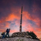 Doi pelerini ajung la Cruz de Ferro la apus, cel mai simbolic loc de pe Camino de Santiago, lăsând o piatră ca semn al speranței și al renașterii.