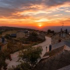 Apusul învăluie Foncebadón în nuanțe aurii și portocalii, oferind o atmosferă spectaculoasă pe unul dintre cele mai emoționante trasee ale Camino de Santiago.