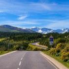 Drumul străbate peisajele montane ale Camino de Santiago, printre păduri, dealuri verzi și culmile Sierra de Ancares, în apropiere de O Cebreiro.