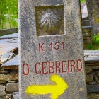 Borna kilometrică marchează sosirea la O Cebreiro, primul sat din Galicia de pe Camino de Santiago, o destinație simbolică înconjurată de munți și tradiții străvechi.