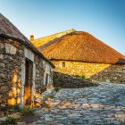 Vechile pallozas din piatră din O Cebreiro, luminate de apus, păstrează moștenirea celtică a satului de pe Camino de Santiago.