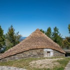 O palloza tradițională din O Cebreiro, cu acoperișul său caracteristic din paie, păstrează moștenirea celtică a satului de pe Camino de Santiago.