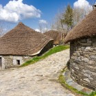 Caracteristicele pallozas din O Cebreiro, cu acoperișurile lor tradiționale din paie, păstrează moștenirea celtică a primului sat din Galicia de pe Camino de Santiago.