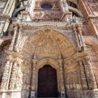 Portalul bogat sculptat al Catedralei din Astorga, splendid exemplu al Renașterii spaniole, împodobit cu basoreliefuri ce evocă secole de artă și credință.