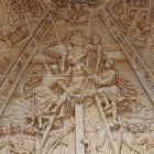 Prim-plan al timpanului sculptat al Catedralei din Astorga, unde personajele biblice și reliefurile renascentiste ilustrează rafinata artă sacră spaniolă.
