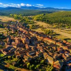 Vedere aeriană asupra satului Castrillo de los Polvazares, fermecător așezământ din Castilia și León, cu case din piatră, acoperișuri din țiglă și peisaje ale Camino de Santiago.