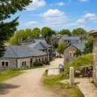 Casele vechi din piatră ale satului O Cebreiro mărginesc străzile liniștite, unde timpul pare să fi rămas pe loc pe Camino de Santiago.