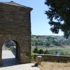 Vechea Poartă a Pelerinilor întâmpină călătorii la intrarea în Portomarín, deschizând priveliștea spre râul Miño și drumul care continuă spre Santiago de Compostela.