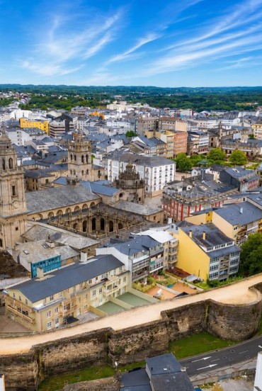 Vedere aeriană asupra centrului istoric din Lugo, dominat de Catedrala Santa Maria și impunătoarele ziduri romane incluse în patrimoniul UNESCO, simboluri ale Galiciei.