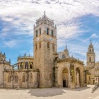Catedrala Santa Maria din Lugo, cu fațada sa elegantă și impunătorul turn-clopotniță, domină centrul istoric inclus în patrimoniul UNESCO, pe Drumul Sfântului Iacob.