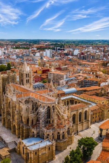 Catedrala din León domină centrul istoric prin elegantele sale turnuri gotice. Monument UNESCO pe Camino de Santiago, este renumită pentru vitraliile sale medievale spectaculoase.