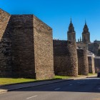 Impunătoarele ziduri romane din Lugo, incluse în patrimoniul UNESCO, conduc privirea spre Catedrala Santa Maria, simbol al orașului și etapă a Drumului Sfântului Iacob.