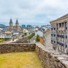 Plimbându-te pe zidurile romane din Lugo, incluse în patrimoniul UNESCO, admiri Catedrala Santa Maria și acoperișurile centrului istoric din inima Galiciei.