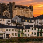 Biserica-Fortăreață Sfântul Nicolae domină Portomarín, păstrând istoria Drumului Sfântului Iacob și simbolizând renașterea spectaculoasă a localității.