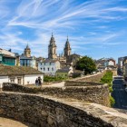 Plimbându-te pe zidurile romane din Lugo, incluse în patrimoniul UNESCO, admiri Catedrala Santa Maria și centrul istoric, etapă importantă pe Drumul Sfântului Iacob.