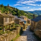 De-a lungul drumului dintre Melide și Biserica Santiago din Boente, casele tradiționale din piatră și vechile hórreos dezvăluie autentica moștenire rurală a Galiciei.