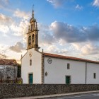 Biserica Santiago din Boente, situată pe drumul Lugo–Santiago, îi întâmpină pe pelerinii de pe Camino Francés, Primitivo și del Norte cu secole de istorie.