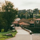 Vechiul pod peste râul Furelos îi conduce pe pelerini spre Camino de Santiago, printre case istorice din piatră ce păstrează sufletul autentic al orașului Melide.