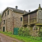 O casă tradițională din piatră din Galicia, cu emblematicul hórreo, vechiul grânar înălțat, însoțește pelerinii de pe Camino de Santiago printre tradiții autentice.