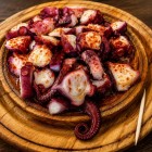 Renumitul pulpo á feira este preparatul emblematic al gastronomiei galiciene din Melide, etapă simbolică a Camino de Santiago, unde tradiția și savoarea îi cuceresc pe pelerini.