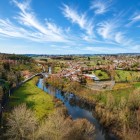 Râul Furelos străbate Melide, un oraș galician cu aproximativ 7.200 de locuitori, aflat de-a lungul Camino de Santiago, printre peisaje verzi și autentice case din piatră.