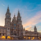 Fațada Catedralei din Santiago de Compostela se înalță impunător în Plaza do Obradoiro. Capodoperă a barocului spaniol, reprezintă de secole destinația finală a Camino de Santiago.