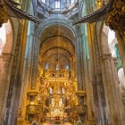 Altarul principal al Catedralei din Santiago de Compostela impresionează prin sculpturile sale aurite și coloanele monumentale, inima spirituală a destinației finale a Camino de Santiago.
