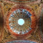 Cupola Catedralei din Santiago de Compostela îmbină armonios elemente romanice, gotice, renascentiste și baroce, reflectând peste opt secole de artă și spiritualitate.