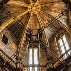 Cupola Catedralei din Santiago de Compostela dezvăluie îmbinarea armonioasă dintre arhitectura romanică, gotică și barocă, mărturie a secolelor de artă și spiritualitate galiciană.