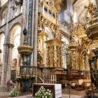 Interiorul Catedralei din Santiago de Compostela îmbină sobrietatea navelor romanice cu bogăția altarului baroc, inima spirituală a Camino de Santiago.