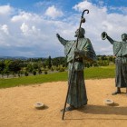 Statuile de pe Monte do Gozo celebrează emoția primei priviri spre Santiago. Realizate de sculptorul José María Acuña, ele surprind cel mai așteptat moment al Camino-ului.